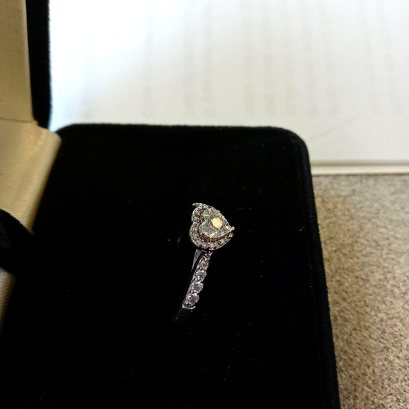 Heart shaped diamond engagement ring - Picture 4 of 4